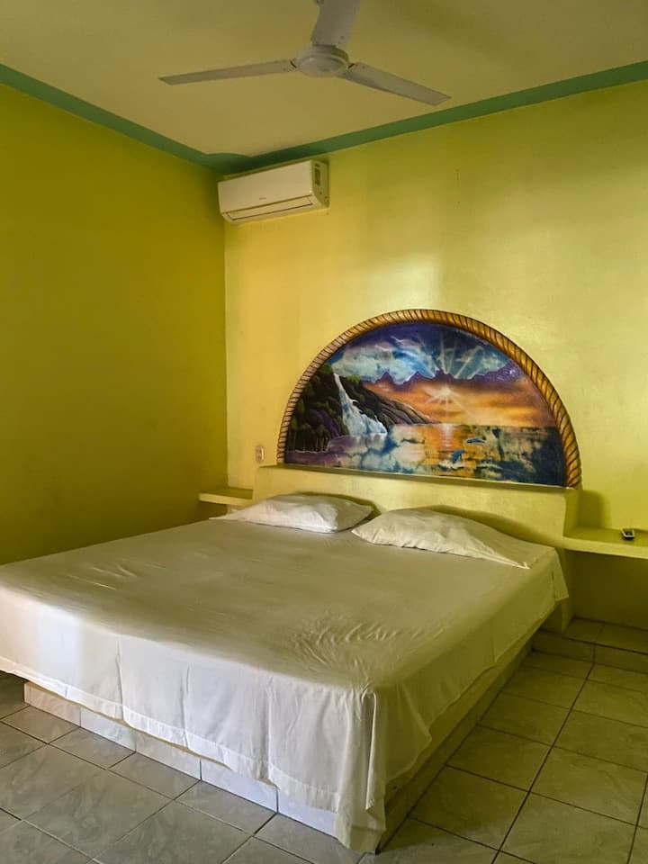 Recamara, con mural artesanal único de puesta de sol