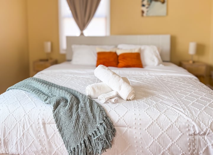 Main room features a King bed. Towels & wash cloths provided with every stay 