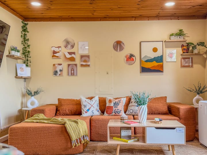 Cozy living room with Smart TV and lake views near Hartford, CT.