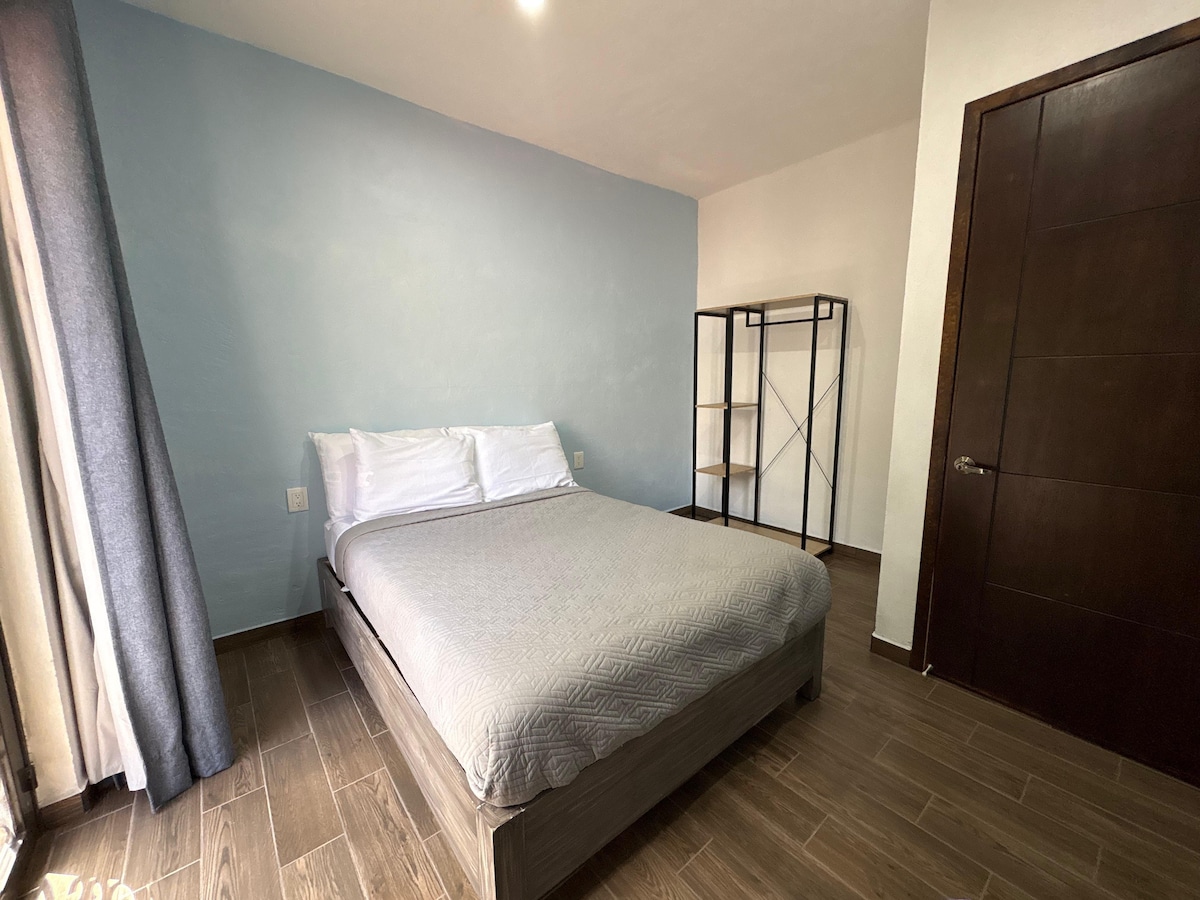 საძინებელი 2: 1 საწოლი 135×191 სმ, 1 პირადი სააბაზანო