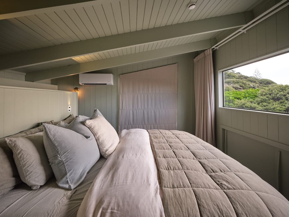 A romantic hideaway facing Lion Rock, Piha, Auckland, New Zealand, photo 6 of 10