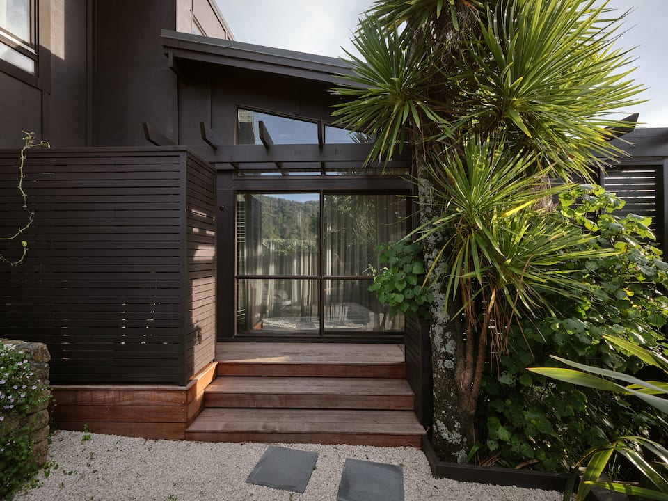 A romantic hideaway facing Lion Rock, Piha, Auckland, New Zealand, photo 9 of 10