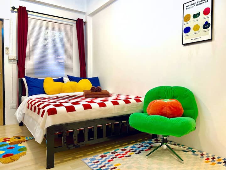 Color Burst Retreat Near Wat Arun (Tiny Cozy Room) - Bangkok