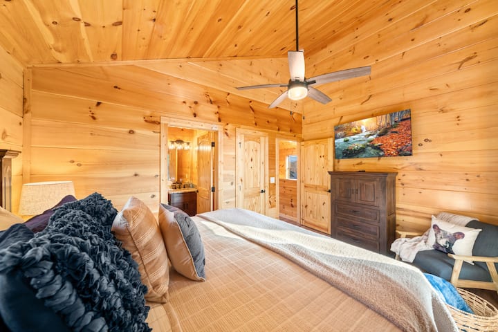 Spálňa č.2 s veľkou pohodlnou posteľou a množstvom sviežich vankúšov.