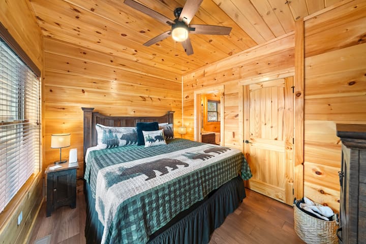 Spálňa s manželskou posteľou č.1 na hlavnom poschodí so šatníkom, televízorom a vlastnou kúpeľňou s toaletou.