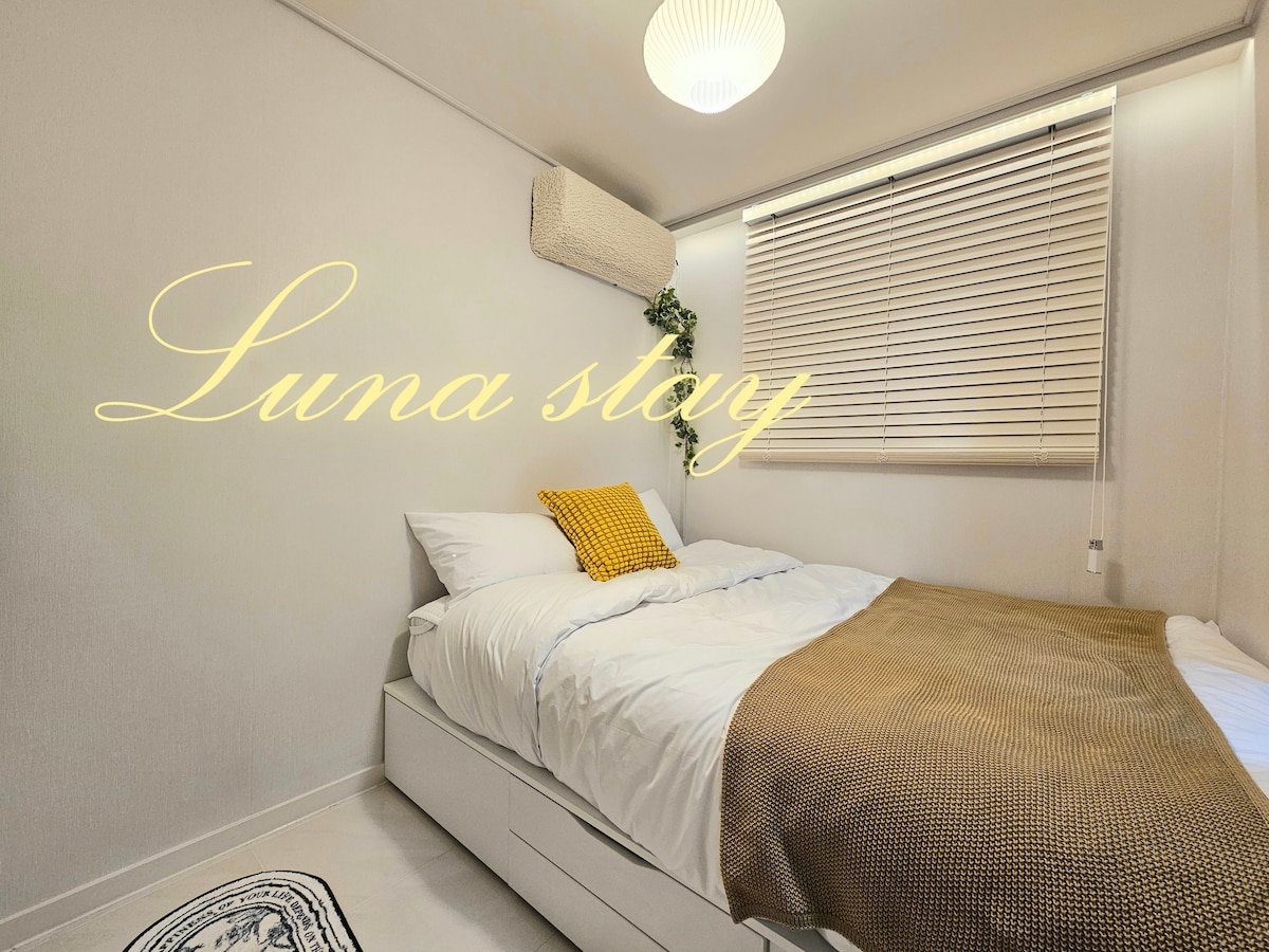 בחדר שינה 2 יש מיטת קווין סייז, כך שהוא יכול להכיל 2 אנשים. הוא מצויד בתריסי האפלה.