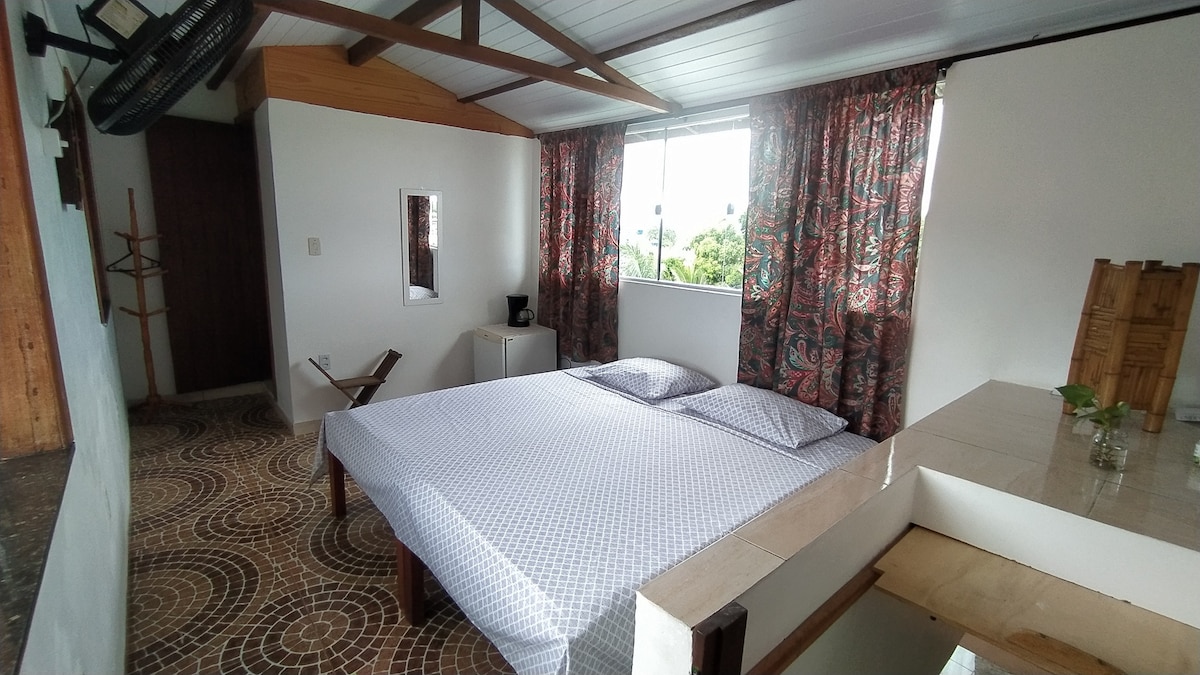 Versátil en el alojamiento puede ser 3 camas individuales o 1 cama tamaño king y 1 cama individual.
Cuenta con minibar, aire acondicionado y ventilador.
Aconchegante y pueblo ventilado para una estancia cómoda.