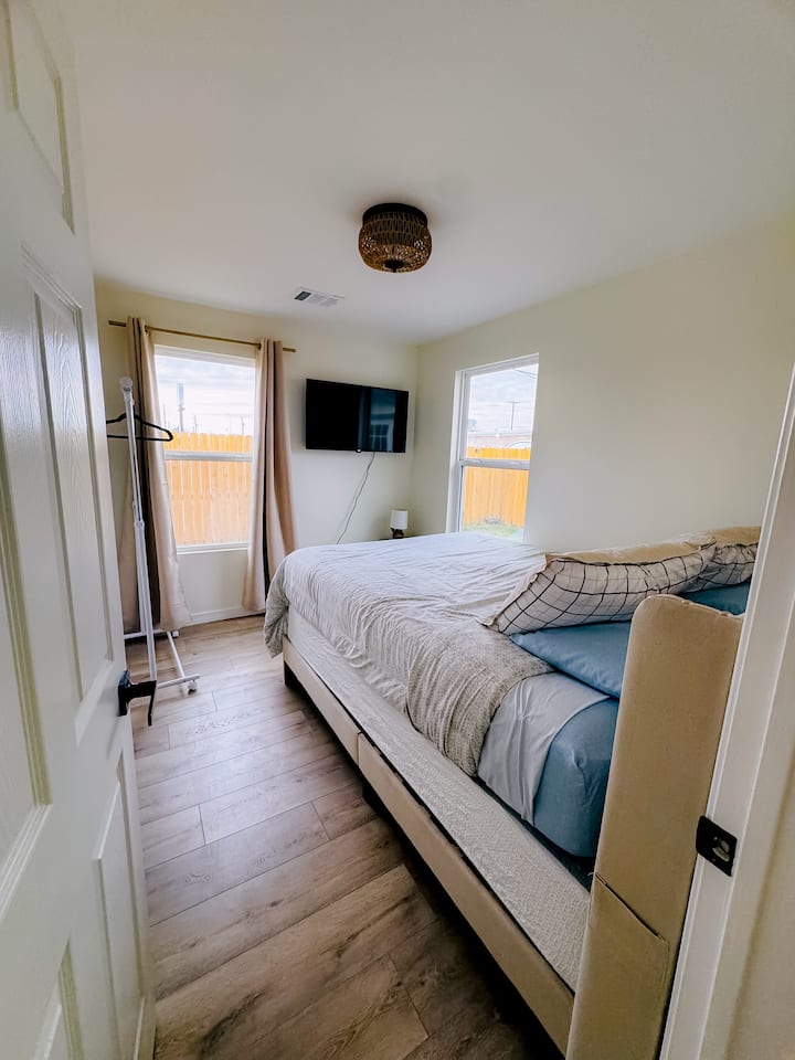 Het tweede raam heeft verduisterende tinten in de kamer. Beugels moeten 18/12 zijn.