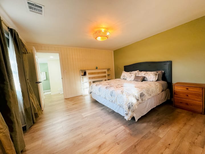 Afstandsbedieningslampen met plafondventilator. USB/USB-C-stekker bevindt zich onder het hoofdbord 