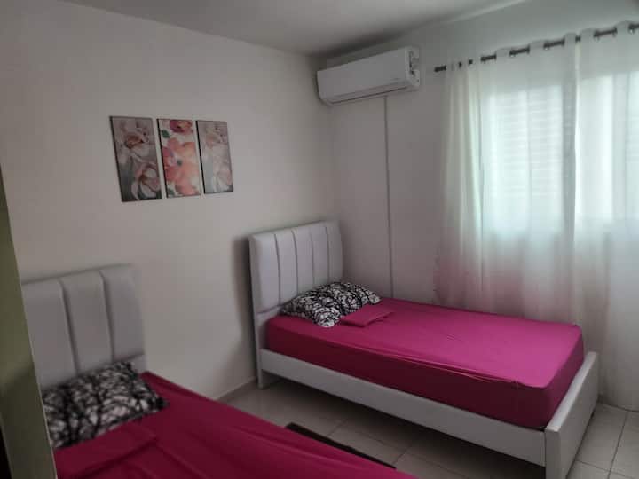 Chumba kilicho na kitanda pacha 2 kilicho na kiyoyozi na feni ya dari.