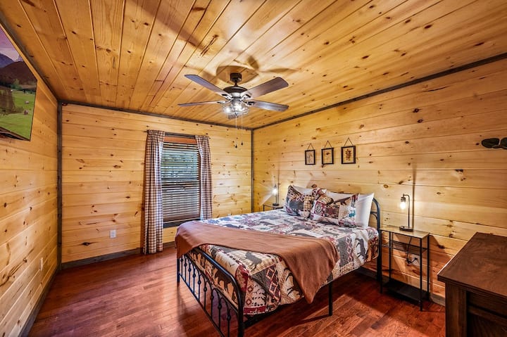 Krevat dopio "queen" dhe televizor Roku 43". Dritat e komodinës janë vendosur në karikues për celularët. Dollap dhe dollap më vete. 