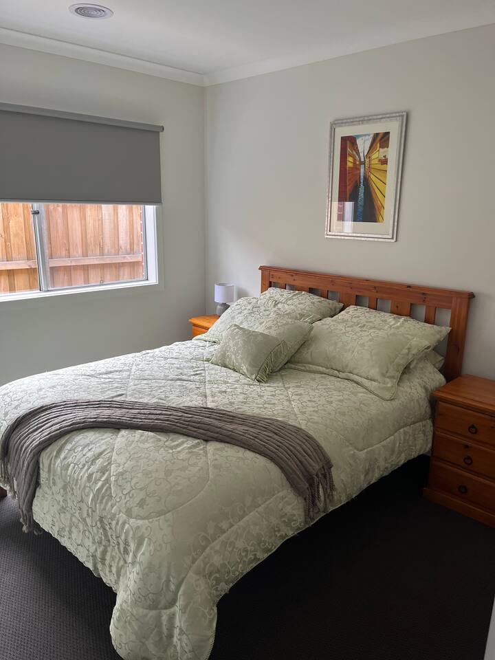 Dhoma e gjumit 4 - Krevat i rehatshëm dopio "Queen" 