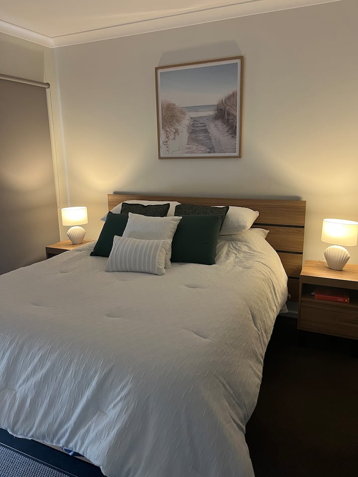 Dhoma e gjumit 1 - Krevat dopio "queen", me gardërobë "ensuite" dhe "walkin".