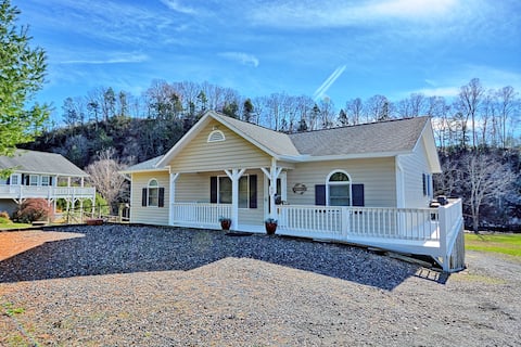 Spacious 5BR Chalet on the New River!