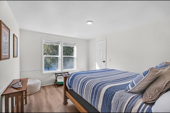 Kitanda cha ukubwa wa malkia chenye mwonekano wa mto na uingie kwenye kabati la nguo. 