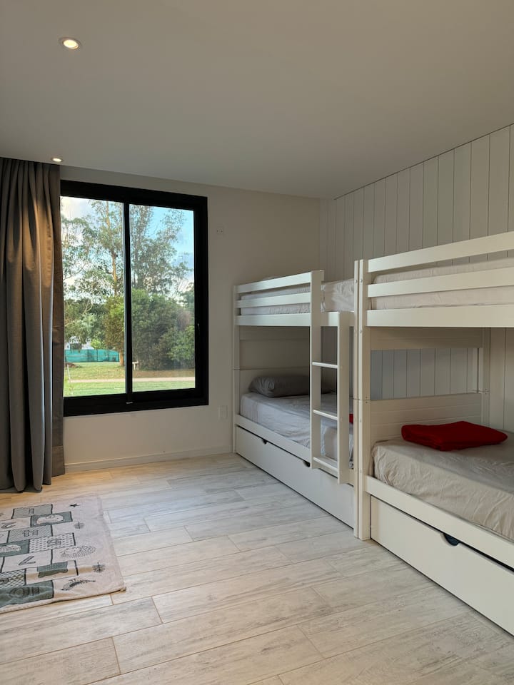 Chumba cha kulala chenye cuchetas 2 con marinera (hulala watu 6) kwenye chumba, chenye televisheni, AA na mapazia meusi.