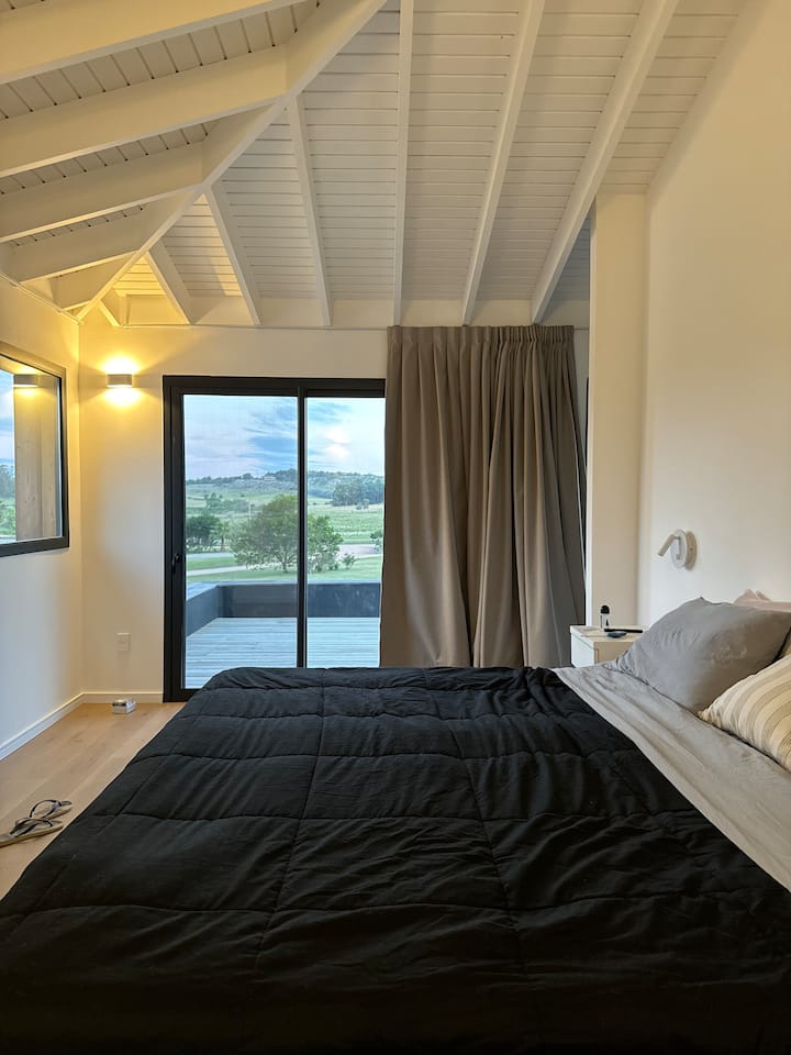 Chumba kikuu cha kulala chenye 2.00x2.00 en Suite, chenye mapazia ya TV, AA na Blackout.