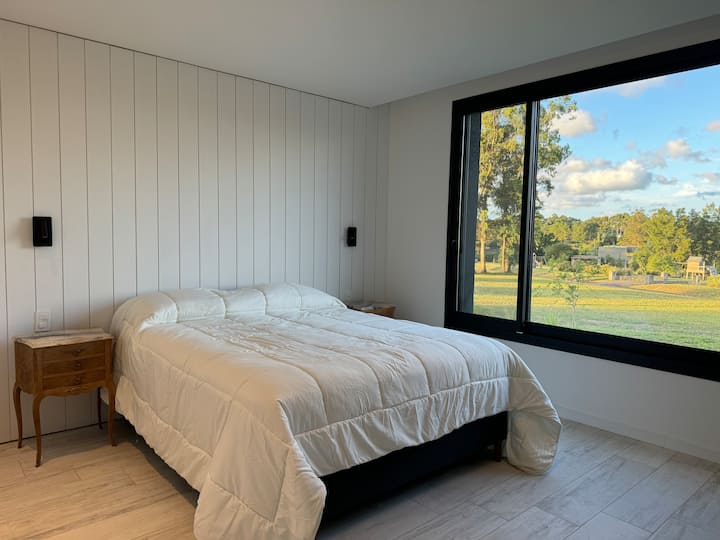 Chumba cha kulala kilicho na kitanda cha 1.60x1.90, TV, AA na mapazia yaliyo na Blackout.