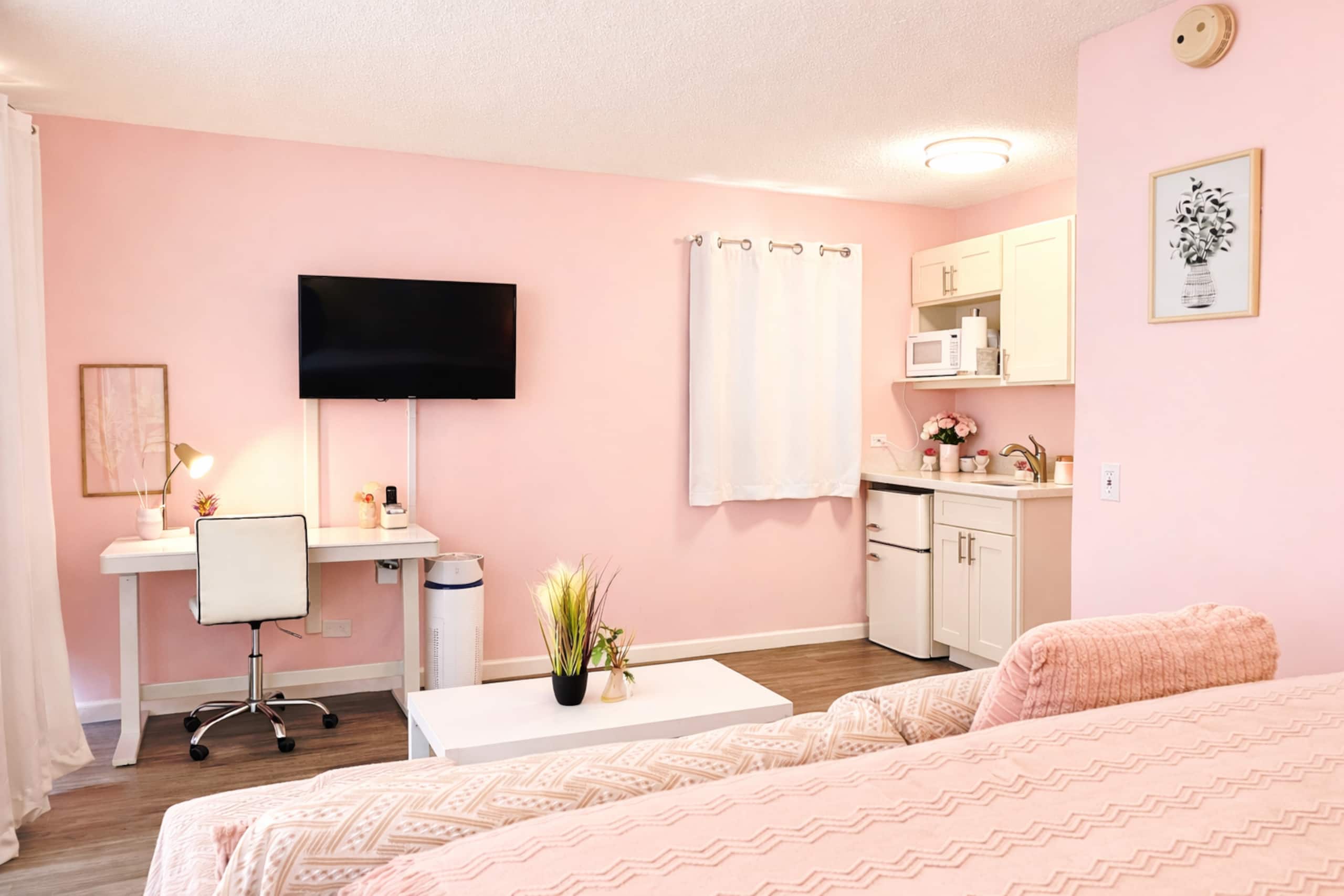 The Island Haven of Modern Comfort in Waikiki - Image 9