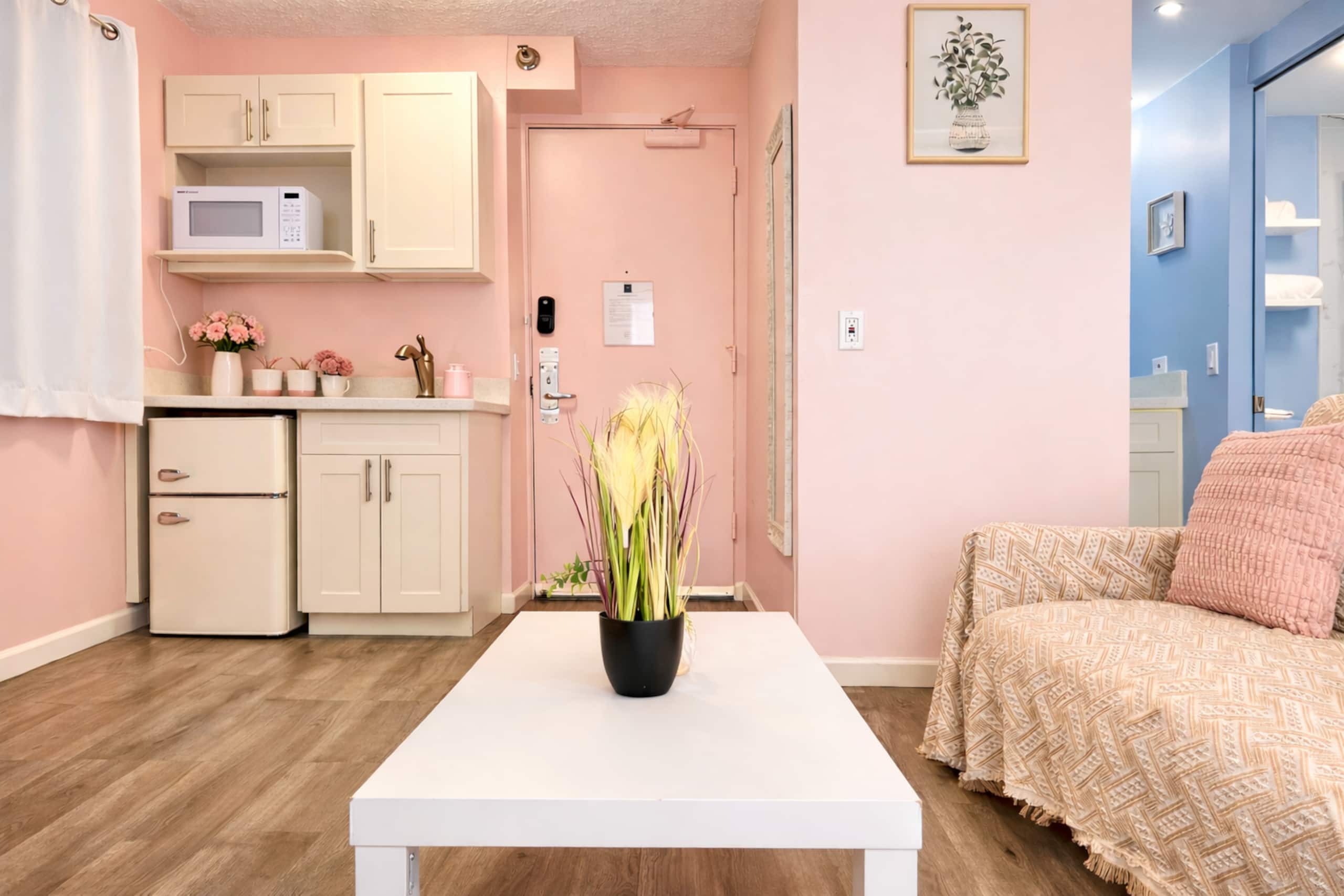 The Island Haven of Modern Comfort in Waikiki - Image 11