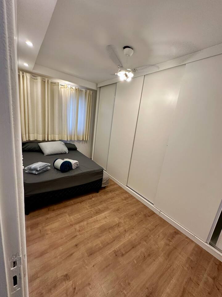 ไตรมาสที่ 2: มีการตกแต่งที่ดีและไฟที่อบอุ่นและสะดวกสบายซึ่งช่วยได้มากในการเตรียมตัวและเข้าสู่อารมณ์ของส่วนที่เหลือ 

ในตู้เสื้อผ้ามีฟูกเสริมหากจำเป็น แต่อพาร์ทเมนท์ได้รับการออกแบบให้สะดวกสบายและ