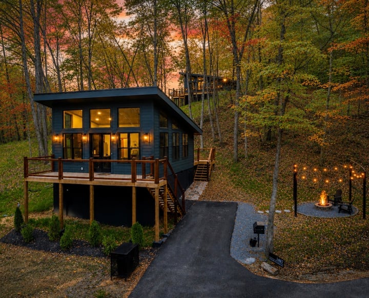 Luxury Gatlinburg Couples Retreat w/ Hot Tub