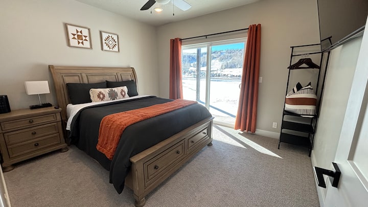 Spavaća soba u podrumu s TV-om od 65inča i najboljim pogledom u kući!