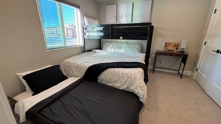 Svestrana soba za spavanje do 4 osobe s bračnim krevetom na kat i izvlačenjem dvostrukog ručka. Nevjerojatan pogled na žičaru Navajo i skijaške staze!