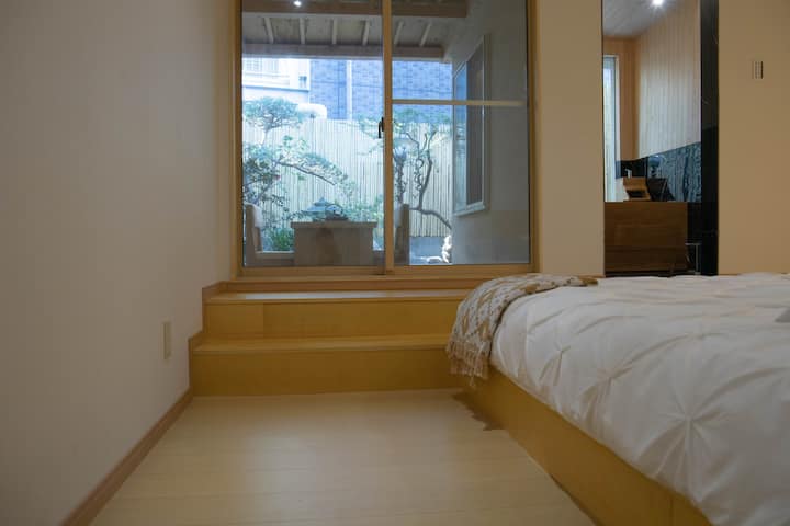 Спална соба со када на првиот кат, големина на кревет: 180 * 200