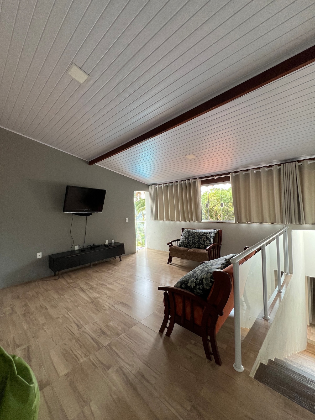 ห้องทีวีของเรามีช่องฟรี มีภาพยนตร์ เกม และเนื้อหาอื่นๆ ที่หลากหลายเพื่อให้คุณใช้เวลาว่างได้อย่างเต็มที่