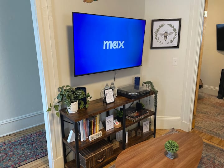 טלוויזיה חכמה בסלון. 