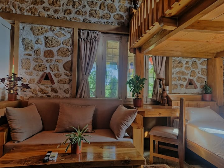 テーブルランプ付きのリビングと作業エリア