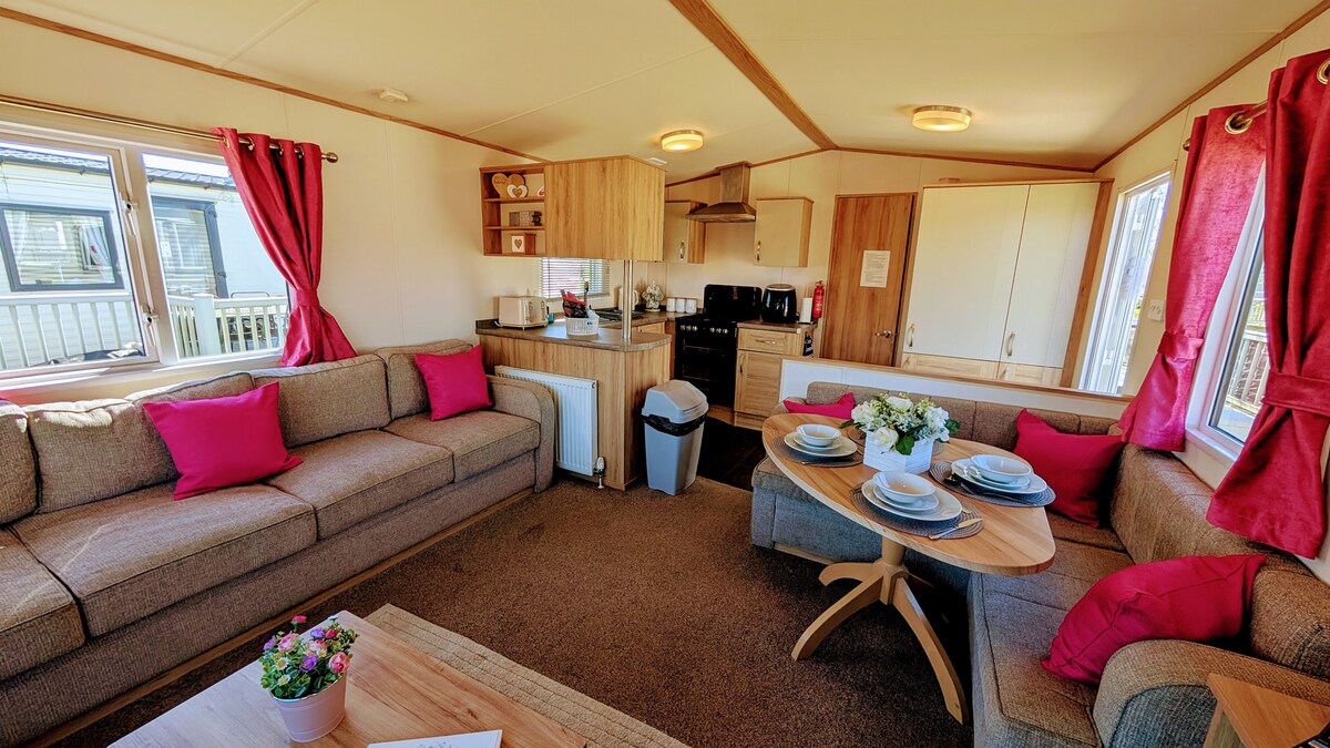 Successful Airbnb property: Luxury 2 Bed Caravan with Hot Tub on The Fairway in Tattershall