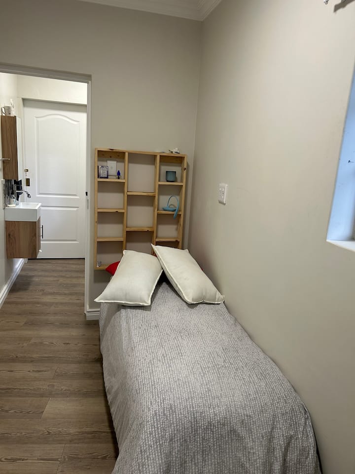 Кревет и сопствена бања во заднина 