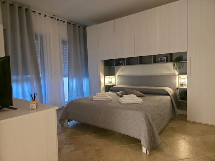 Esta é a visão geral do quarto: você encontrará espaço considerável para armazenar todas as suas roupas e trajes. Dentro das portas longas, existem inúmeros cabides para pendurar roupas, e duas luzes e tomadas para carregar seus dispositivos completam o todo.