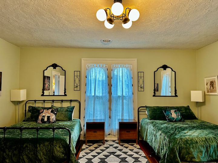 Dy krevate dopio "queen" plus një vend pune dhe bar kafeje!