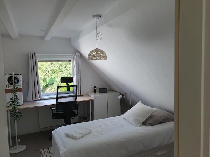 Мала спална соба 2: единечен кревет (или двоен)