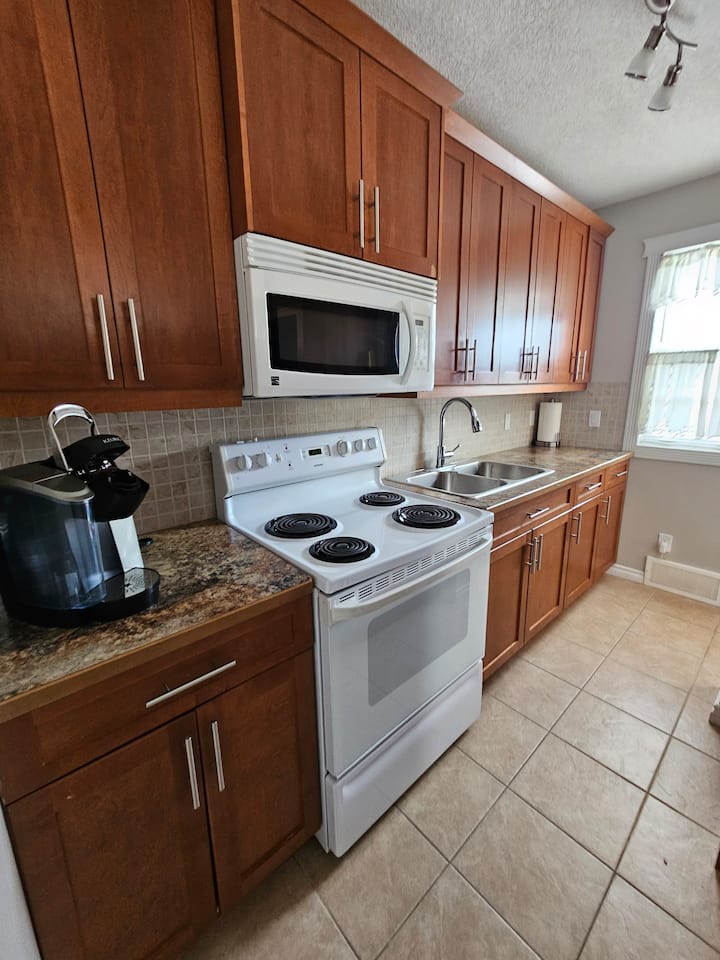 Upstairs Suite With A Great Location. - 레스브리지