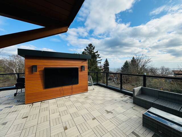 Stunning 5-Bedroom Oasis with 5 Washrooms at Bluff gallery image 4