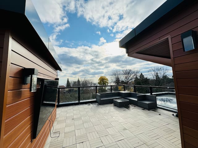 Stunning 5-Bedroom Oasis with 5 Washrooms at Bluff