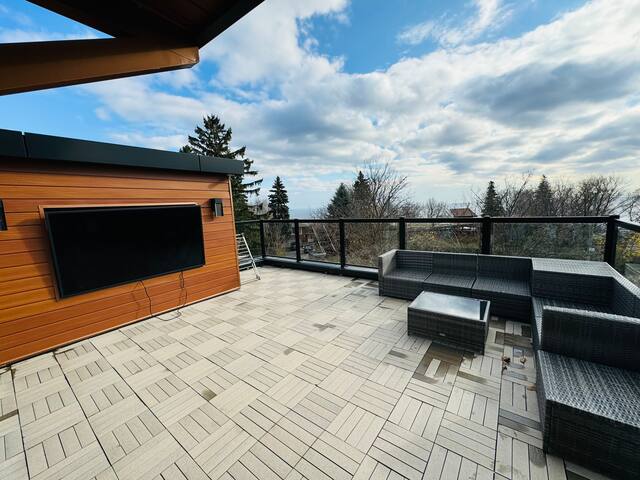 Stunning 5-Bedroom Oasis with 5 Washrooms at Bluff gallery image 5