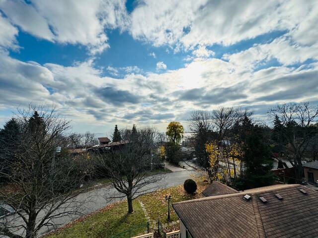 Stunning 5-Bedroom Oasis with 5 Washrooms at Bluff gallery image 2