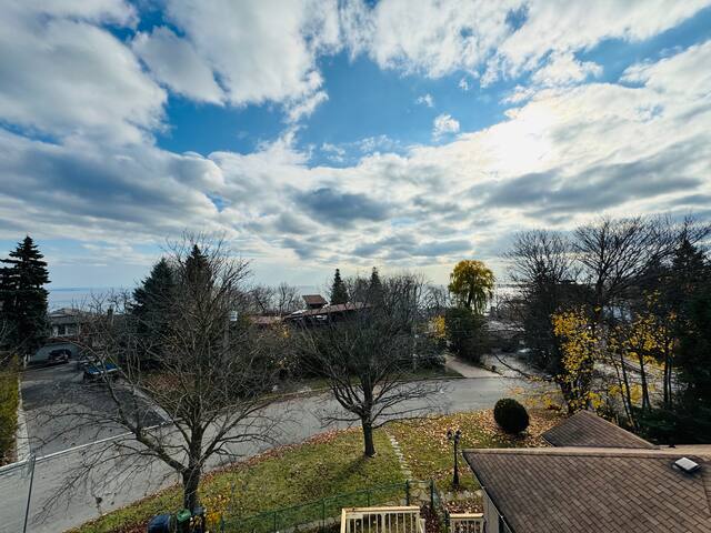 Stunning 5-Bedroom Oasis with 5 Washrooms at Bluff gallery image 3