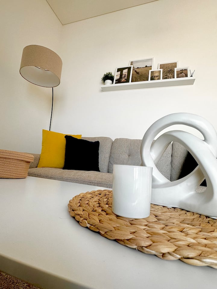 Pracovný stôl je k dispozícii na požiadanie vrátane obrazovky, klávesnice, písacieho stola a myši.
