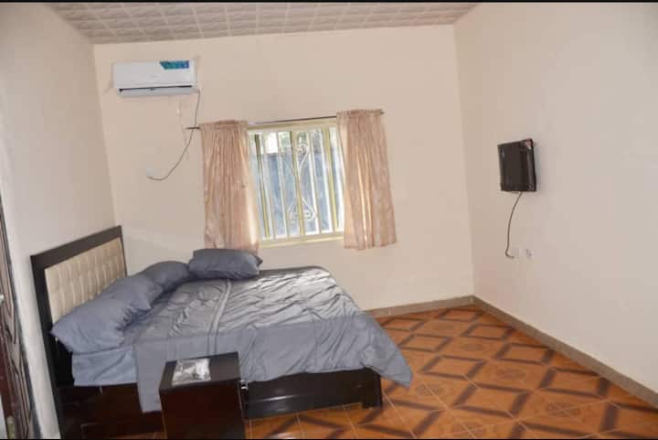 Spacieux avec armoire de lit latérale. Climatisation avec télévision et peignoir fermé où il y a des cintres pour le vêtement, lerangement
de sacs, de draps supplémentaires et d'autres commodités.
