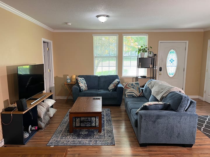 Cozy 3 Bedroom In Op. Near I-35. Large Backyard. - Overland Park, KS