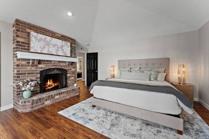 Luxury Lakefront Home – 5 Beds – Gourmet Kitchen gallery image 5