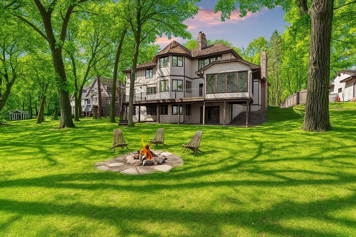 Luxury Lakefront Home – 5 Beds – Gourmet Kitchen gallery image 2