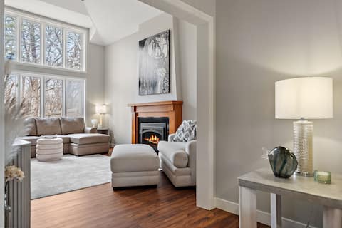 Luxury Lakefront Home - 5 Beds - Gourmet Kitchen