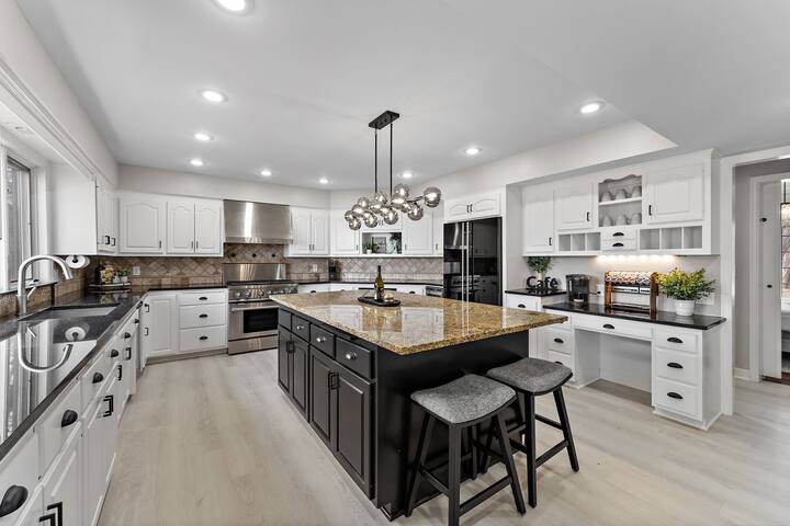 Luxury Lakefront Home – 5 Beds – Gourmet Kitchen gallery image 3